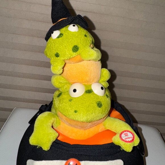 Hallmark Halloween Stew Animated Plush Frogs Toads Witch Comes Back Song - Picture 4 of 7